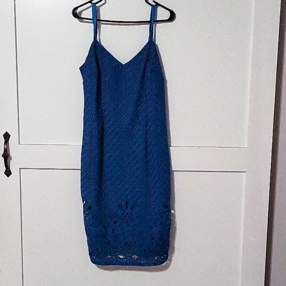 Turquoise sleeveless lace dress